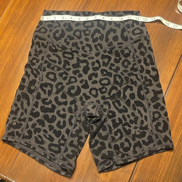 Balance Athletica (Vitality) Ascend Rider Shorts in Panther Forest - Picture 4 of 6